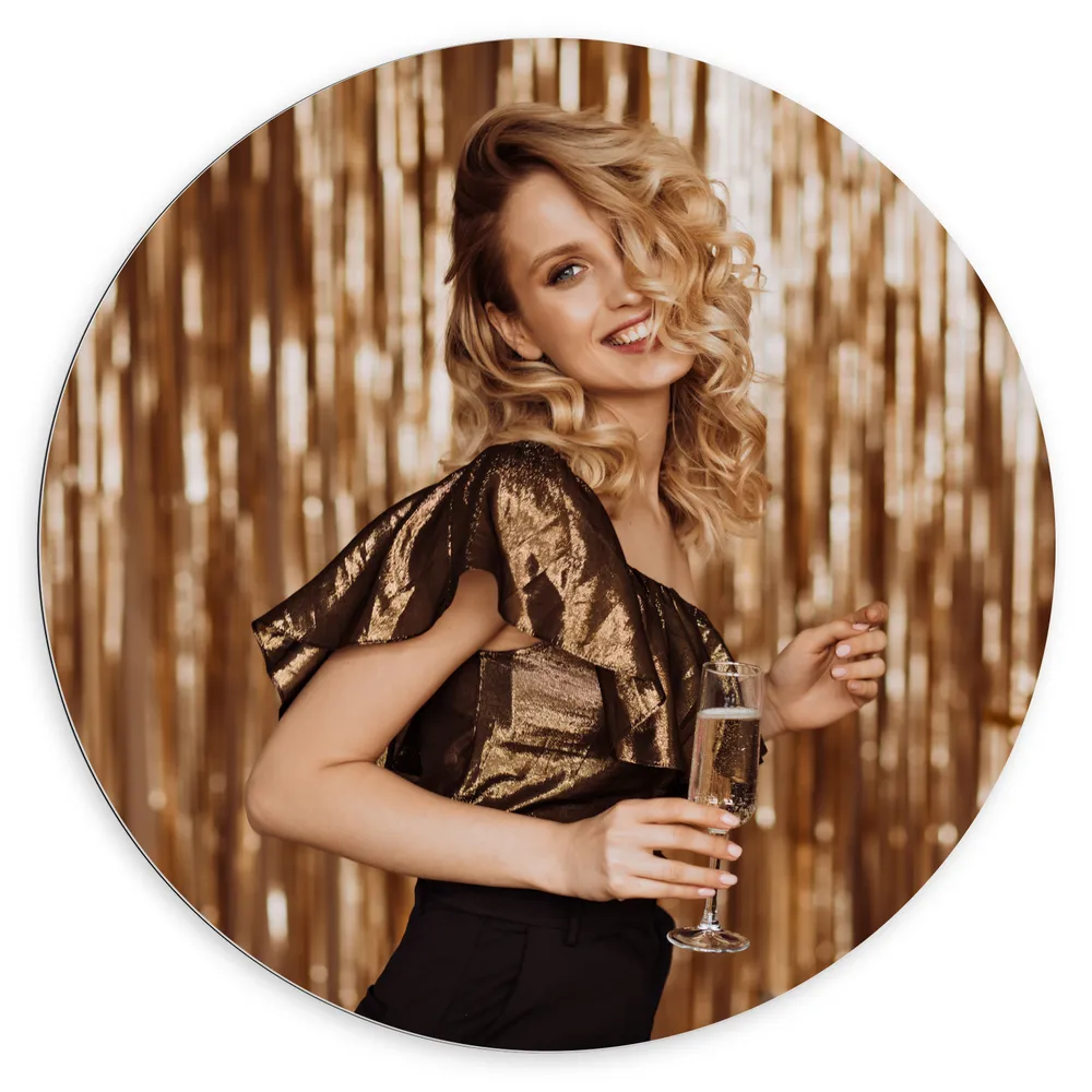 Dibond Muurcirkel - Vrouw - Model - Krullen - Fotoshoot -Drinken - Champagne - Goud