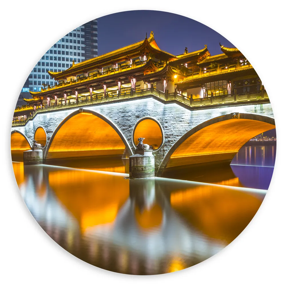 Dibond Muurcirkel - Verlichte Anshun Brug in de Avond in Chengdu, China