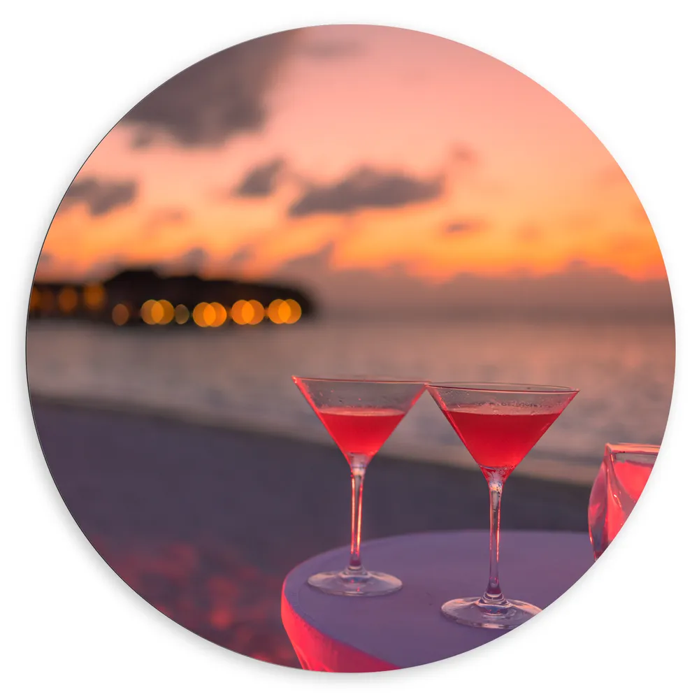 Dibond Muurcirkel - Tafeltje op het Strand met Cocktails in de Avond