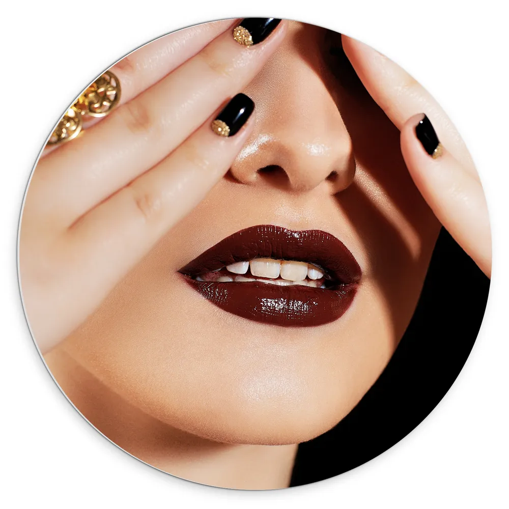 Dibond Muurcirkel - Vrouw - Gezicht - Handen - Nagellak - Ring - Goud - Lippenstift