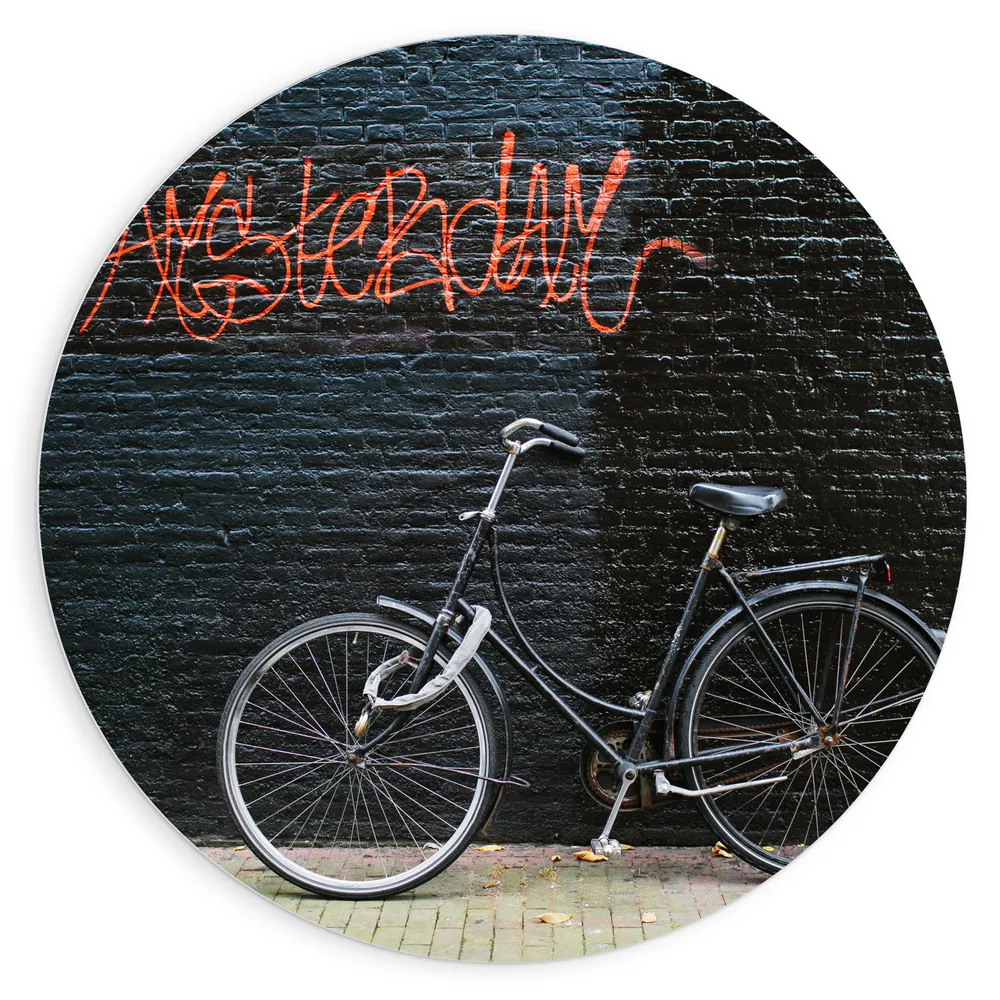 Dibond Muurcirkel - Fiets geparkeerd tegen Muur met Tekst ''Amsterdam''