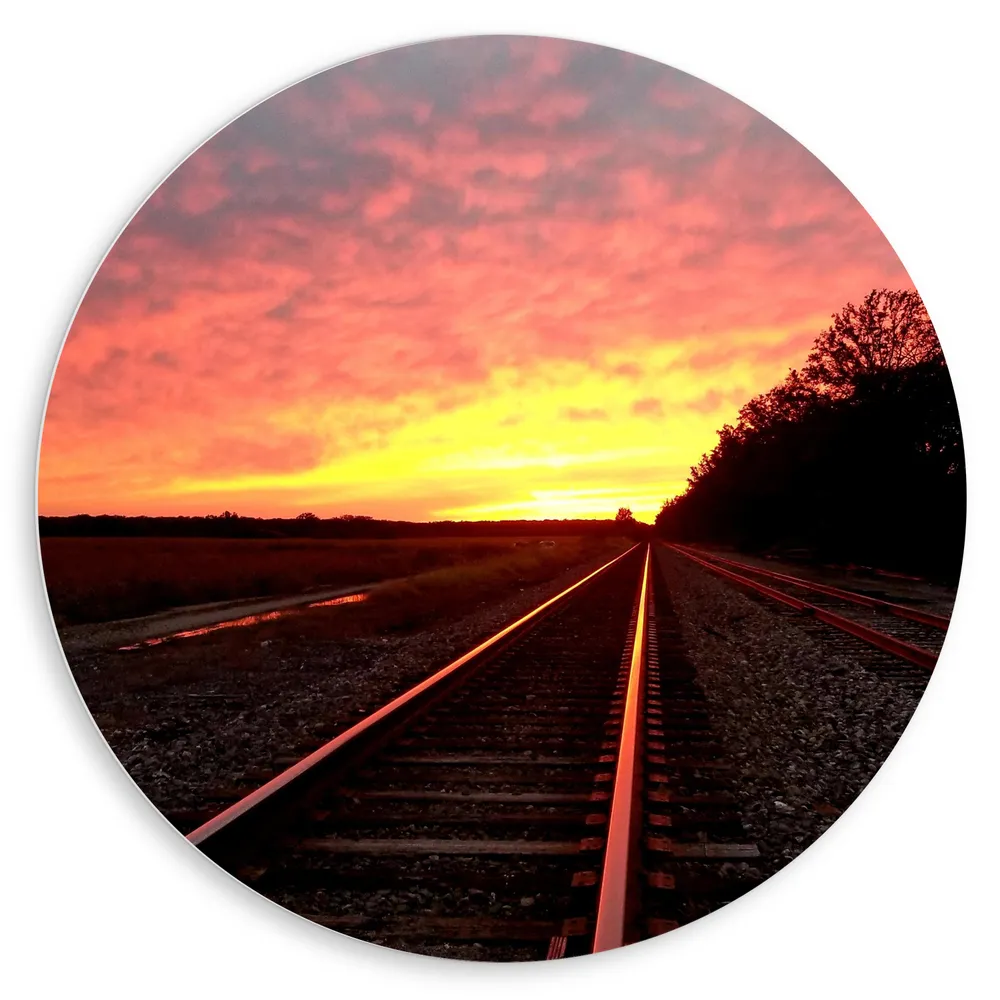 Dibond Muurcirkel - Zon verdwijnend achter Treinrails