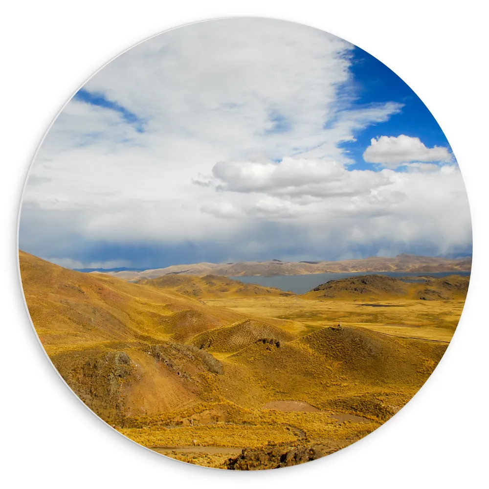 Dibond Muurcirkel - Geel Berglandschap onder Wolkenveld in Peru