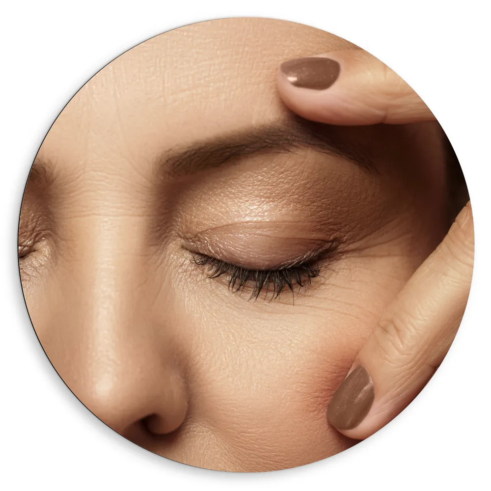 Dibond Muurcirkel - Vrouw - Gezicht - Makeup - Mascara - Oogschaduw - Hand - Nagellak