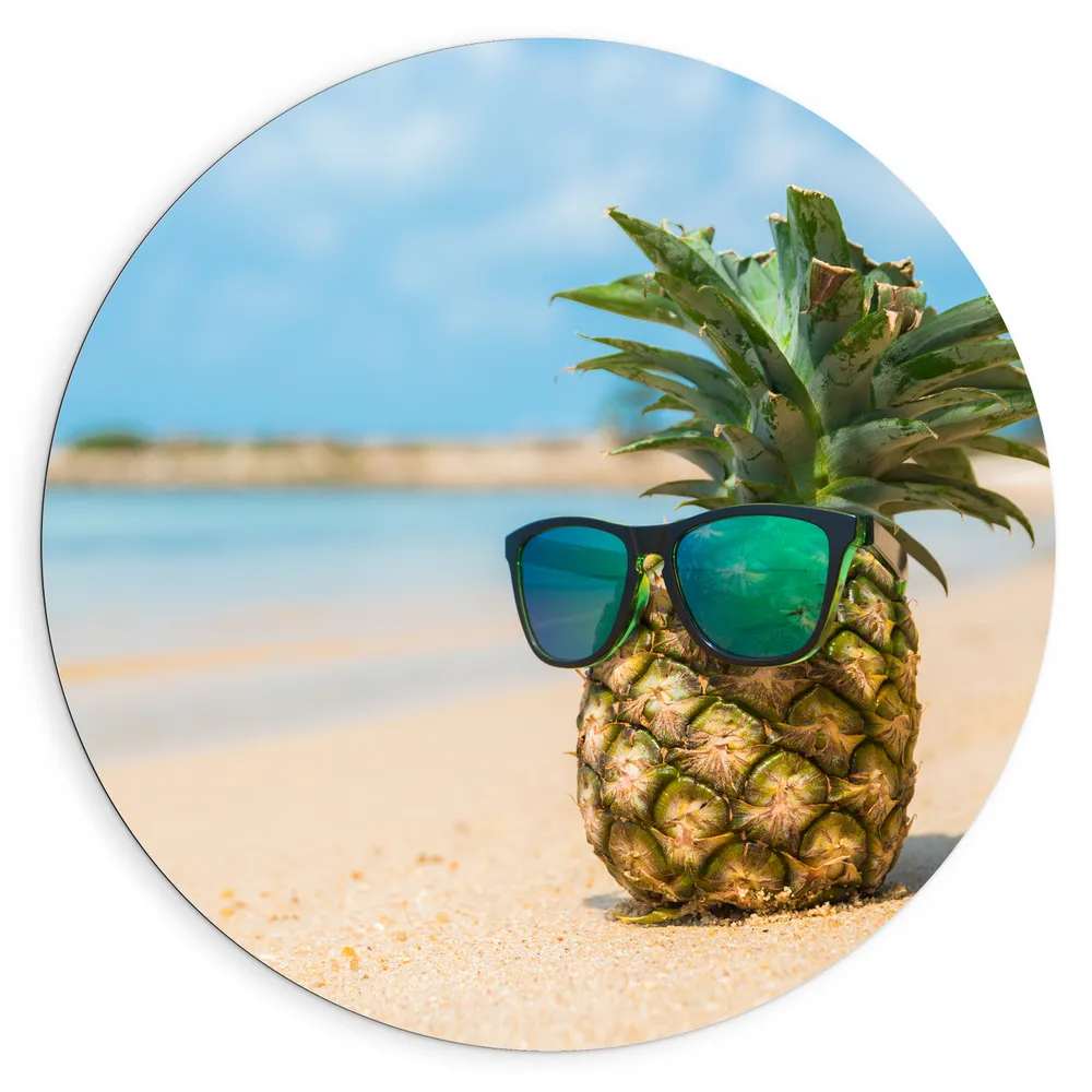 Dibond Muurcirkel - Ananas met Zonnebril Chillend op het Strand