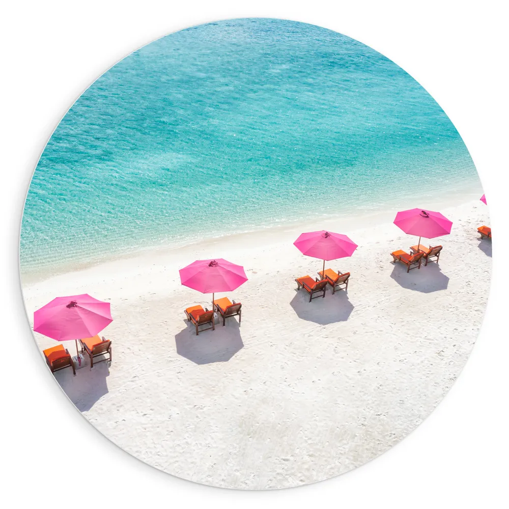 Dibond Muurcirkel - Ligbedden onder Roze Parasols op het Witte Strand bij Blauwe Oceaan