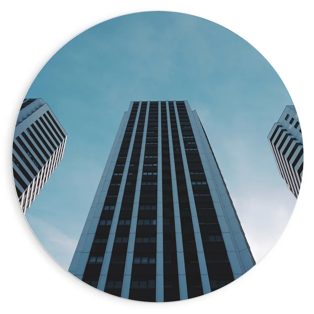 Dibond Muurcirkel - Gebouwen - Flats - Hoog - Onderaanzicht - Ramen