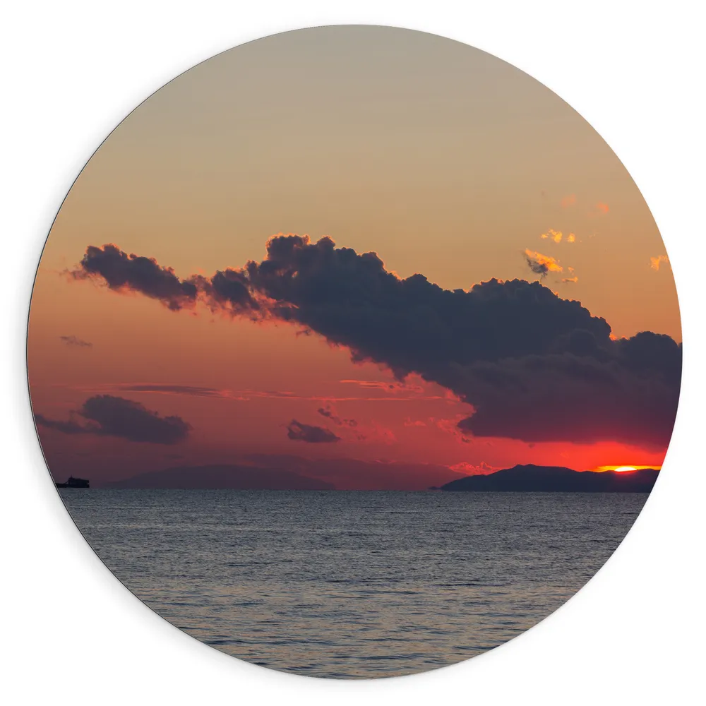 Dibond Muurcirkel - Zonsondergang bij Donkere Regenwolken boven de Oceaan