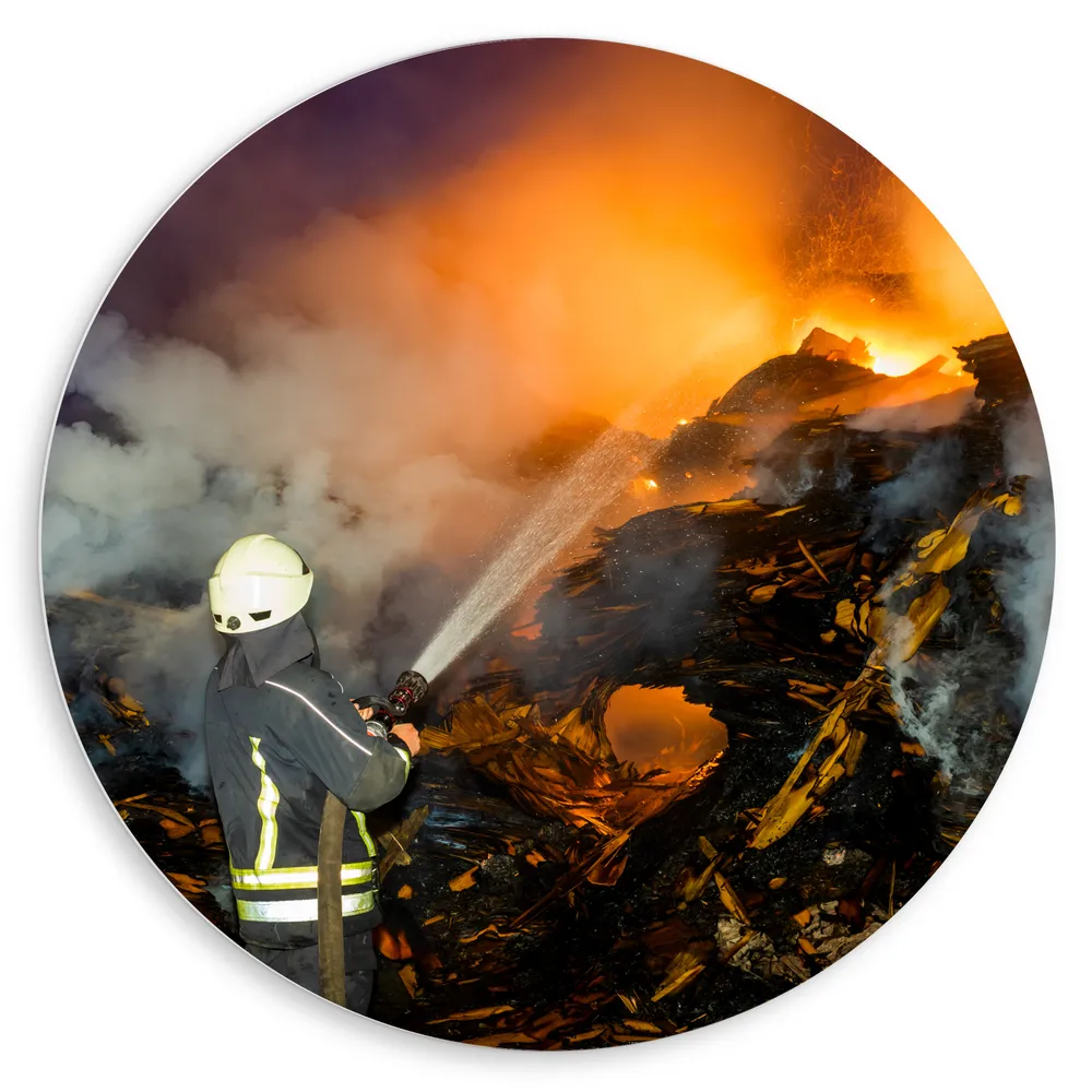 Dibond Muurcirkel - Brandweerman in Actie bij Rampplek