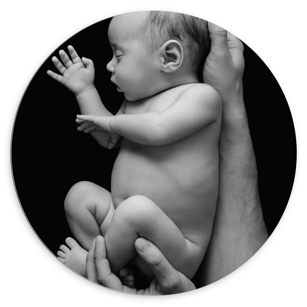 Dibond Muurcirkel - Pasgeboren Baby in Handen van Vader (Zwart- wit)