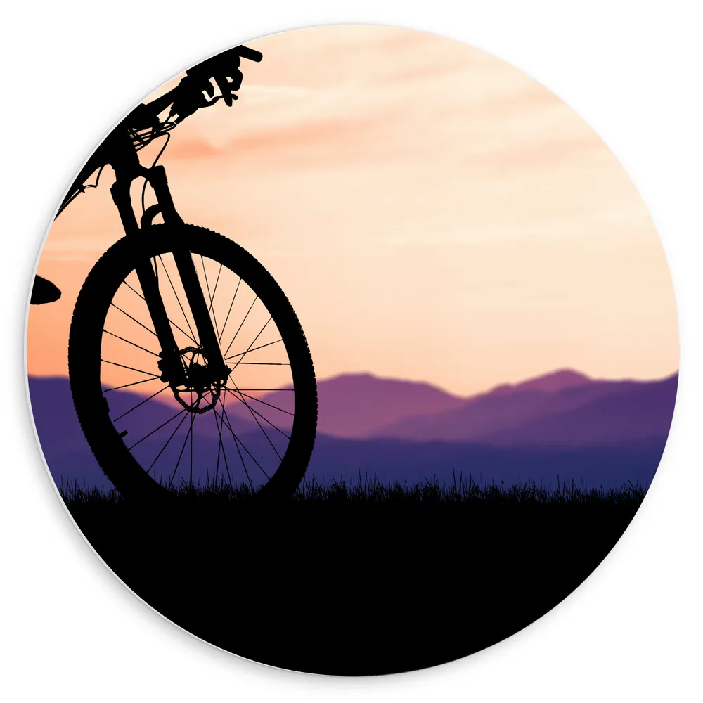 Dibond Muurcirkel - Silhouet van Persoon op Mountainbike Fietsend door Berggebied