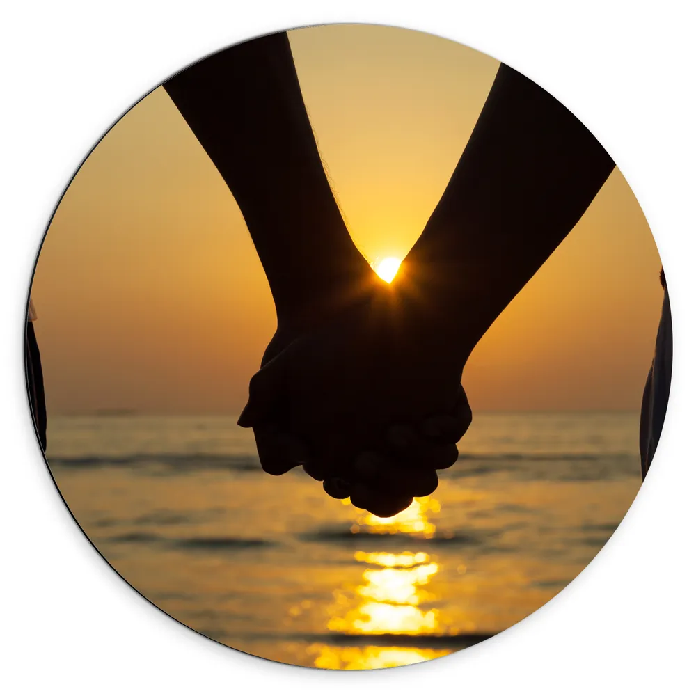 Dibond Muurcirkel - Koppel Hand in Hand bij Zonsondergang in de Zee