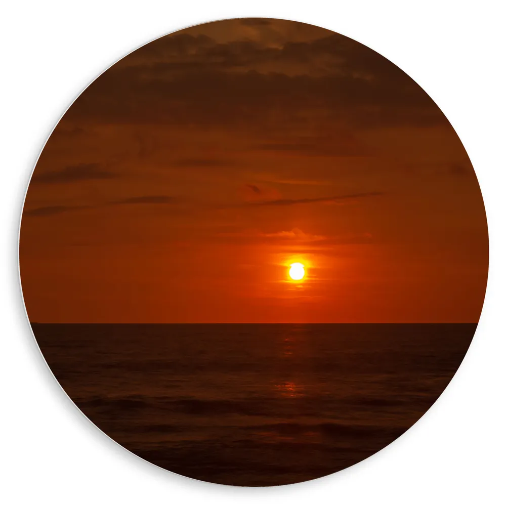 Dibond Muurcirkel - Roodkleurige Zonsondergang aan de Horizon bij de Oceaan