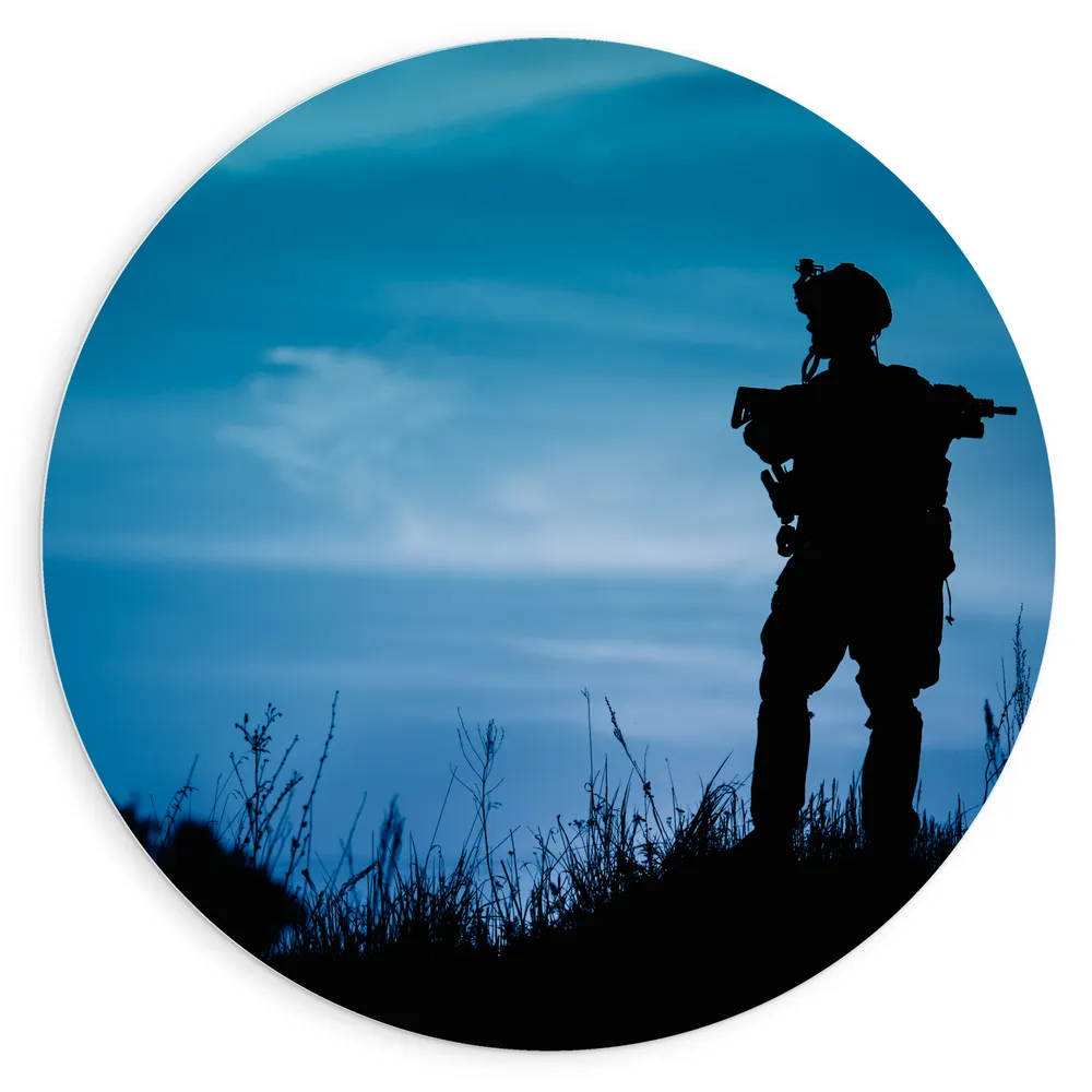 Dibond Muurcirkel - Silhouet van Soldaat bij Blauwe Lucht