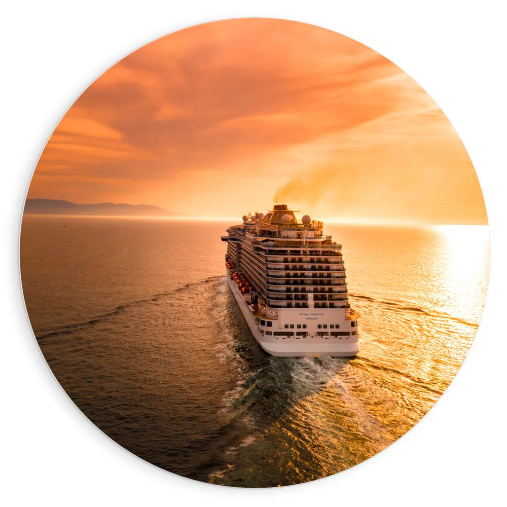 Dibond Muurcirkel - Wegvarend Cruiseschip naar de Zon bij de Horizon