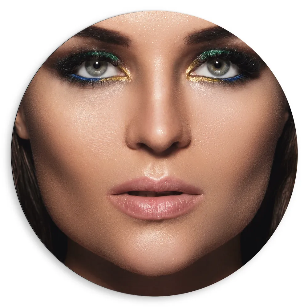 Dibond Muurcirkel - Prachtige Vrouw met Natuurlijke Make-up