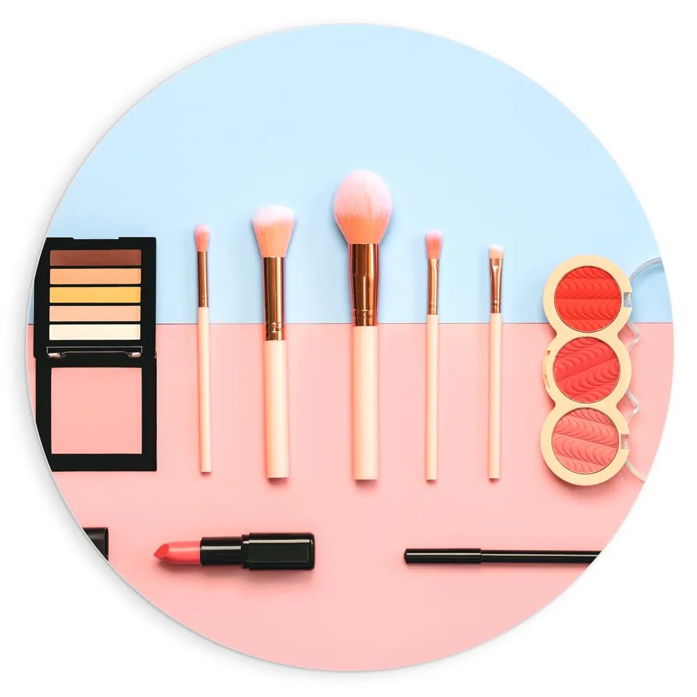 Dibond Muurcirkel - Verzameling Makeup op Roze en Blauwe Pastel Achtergrond