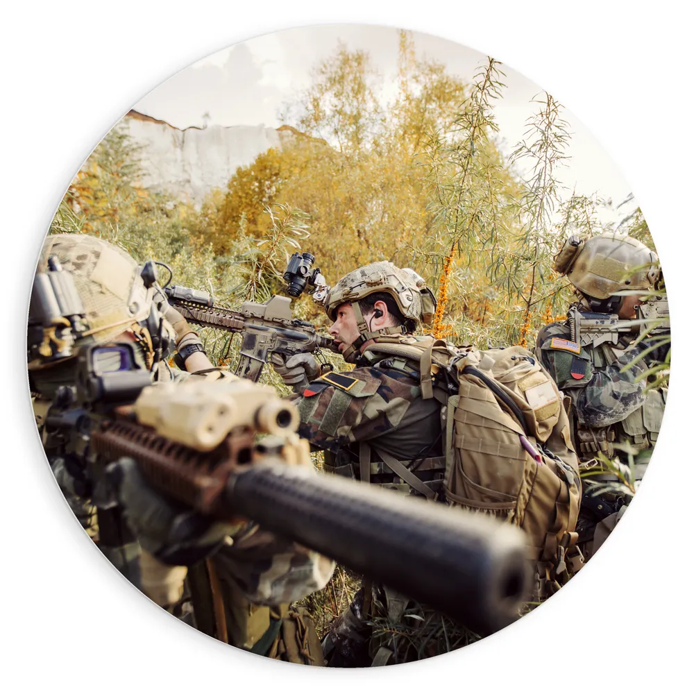 Dibond Muurcirkel - Soldaten in Actie in Groen Landschap met Bergen