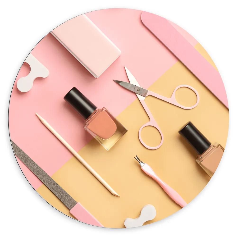 Dibond Muurcirkel - Patroon van Cosmetica Producten op Geel met Roze Oppervlak