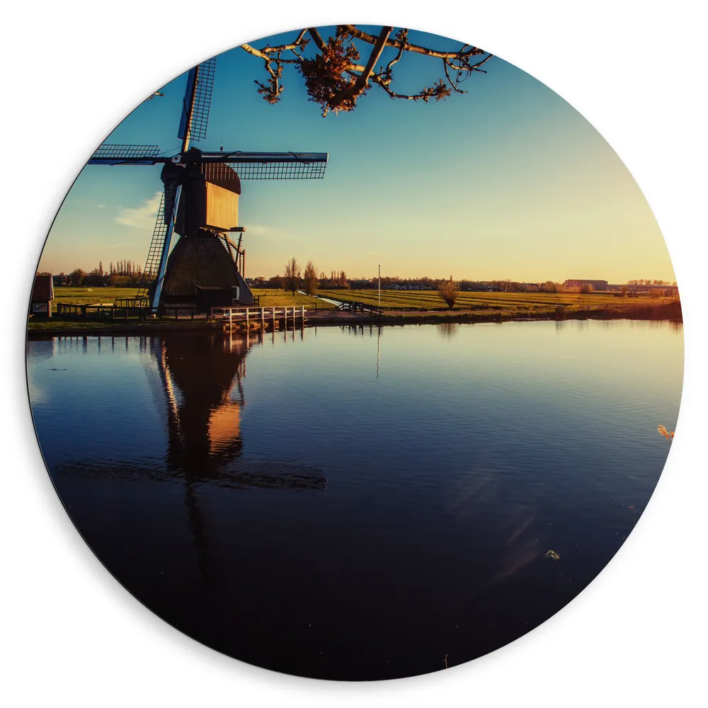 Dibond Muurcirkel - Klassiek Bruine Molen aan het Water in Weiland in Nederland