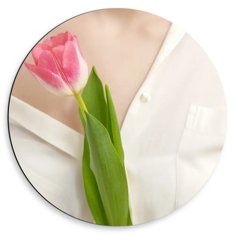 Dibond Muurcirkel - Roze Bloem in Handen van Vrouw in Witte Blouse