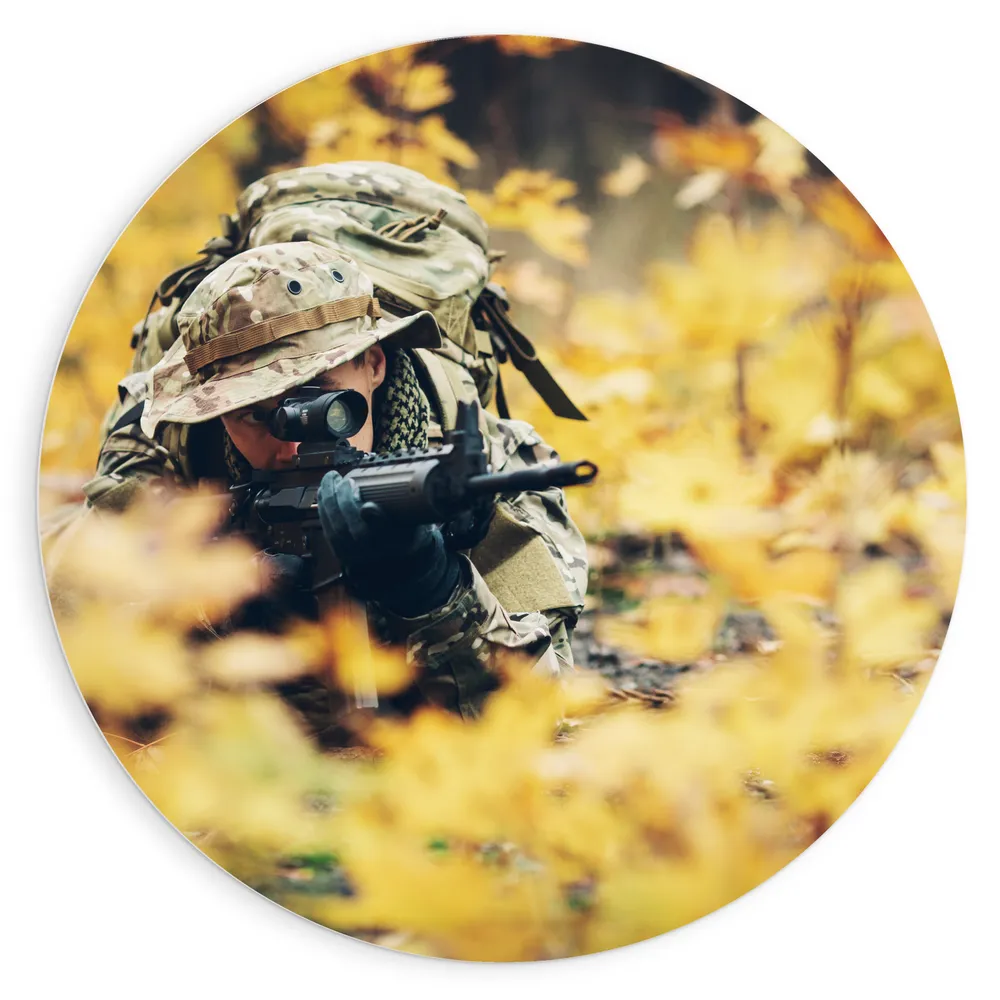 Dibond Muurcirkel - Liggende Soldaat in het Bos met Geweer