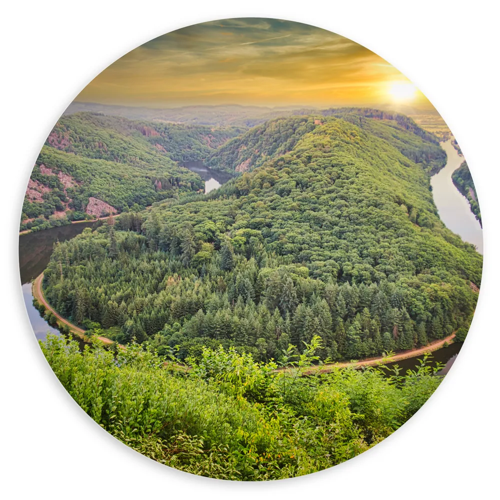 Dibond Muurcirkel - Landschap van Heuvels begroeid met Bomen en een Rivier