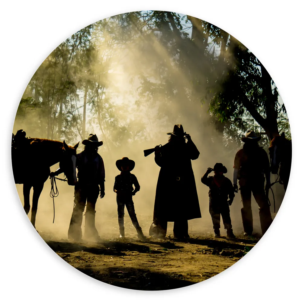 Dibond Muurcirkel - Familie Cowboys met Paarden in het Bos