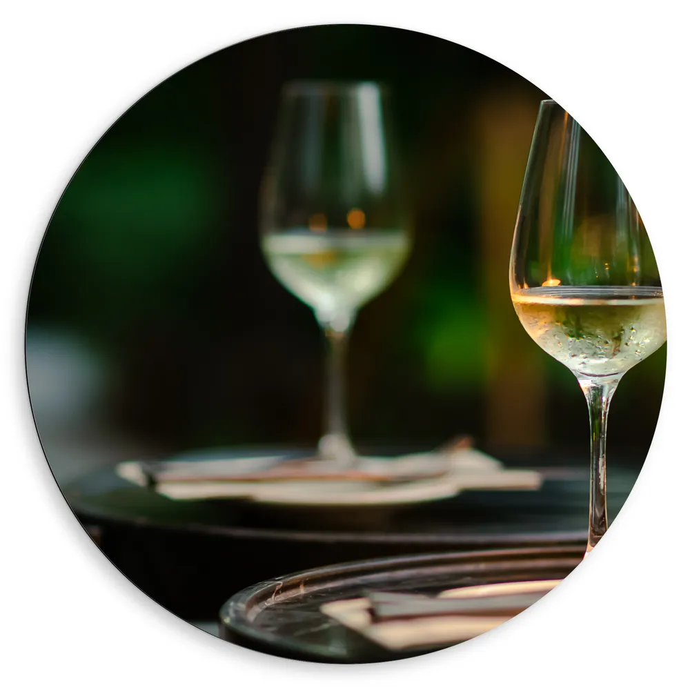 Dibond Muurcirkel - Twee Glazen Wijn op Tafel van Terras