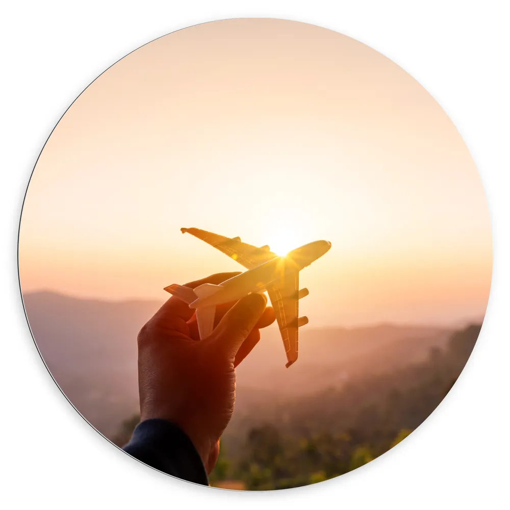 Dibond Muurcirkel - Miniatuur Vliegtuig bij Zonsondergang in Berglandschap