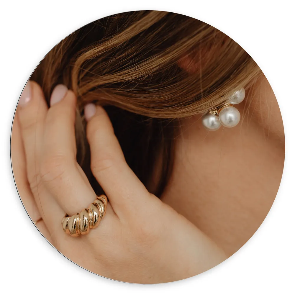 Dibond Muurcirkel - Vrouw met Parel Sieraden