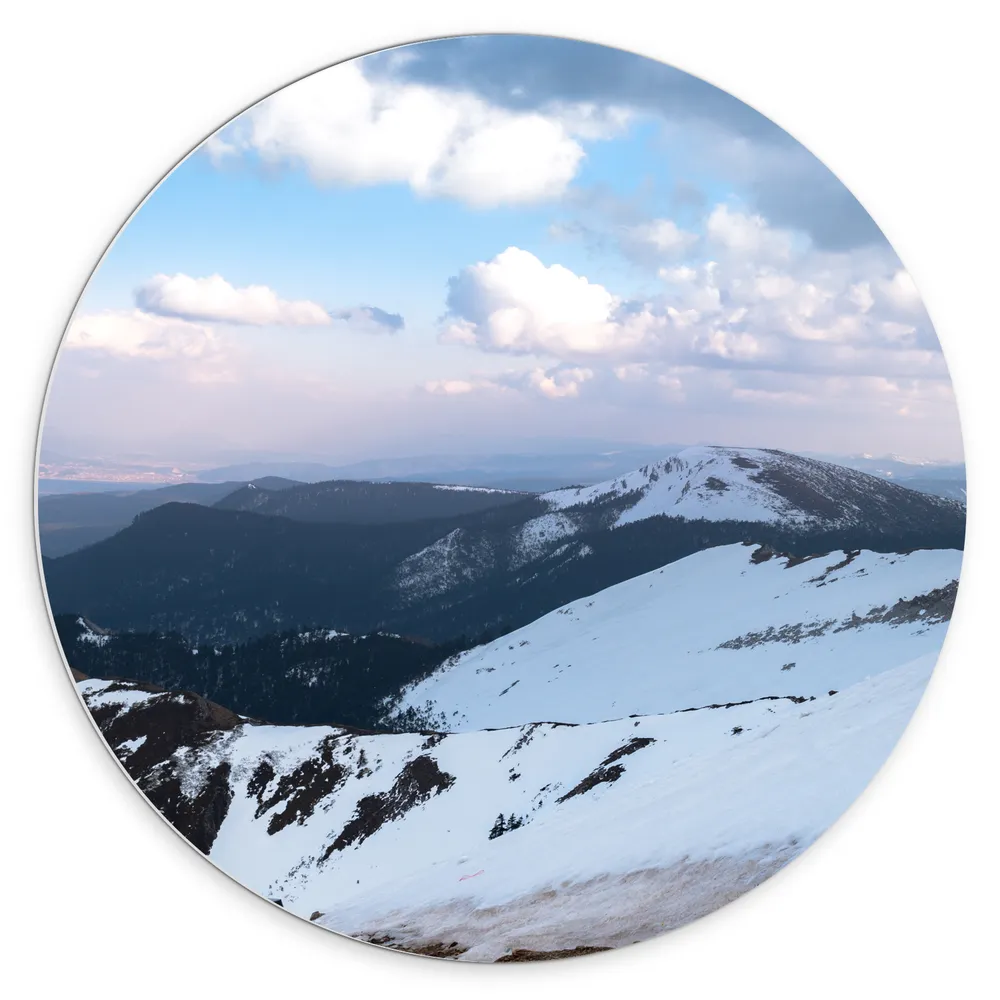 Dibond Muurcirkel - Ondergesneeuwde Bergen in Landschap met Zachte Bewolking