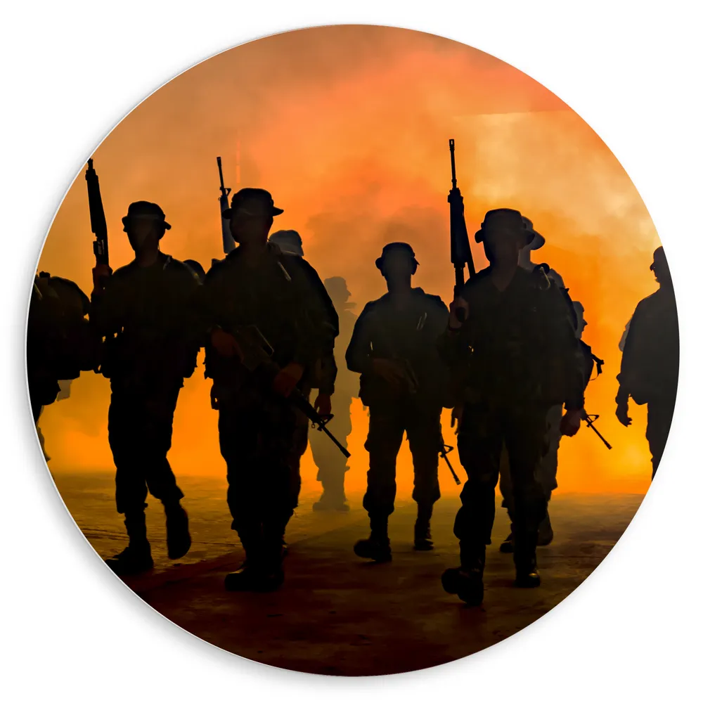 Dibond Muurcirkel - Groep Soldaten Weglopend van Vuur