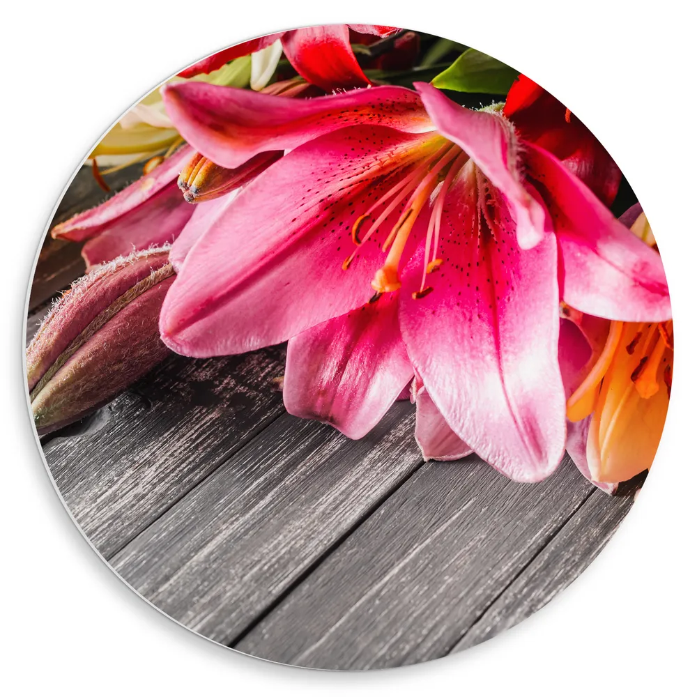 Dibond Muurcirkel - Boeket van Verschillende Bloemen Liggend op Houten Tafel