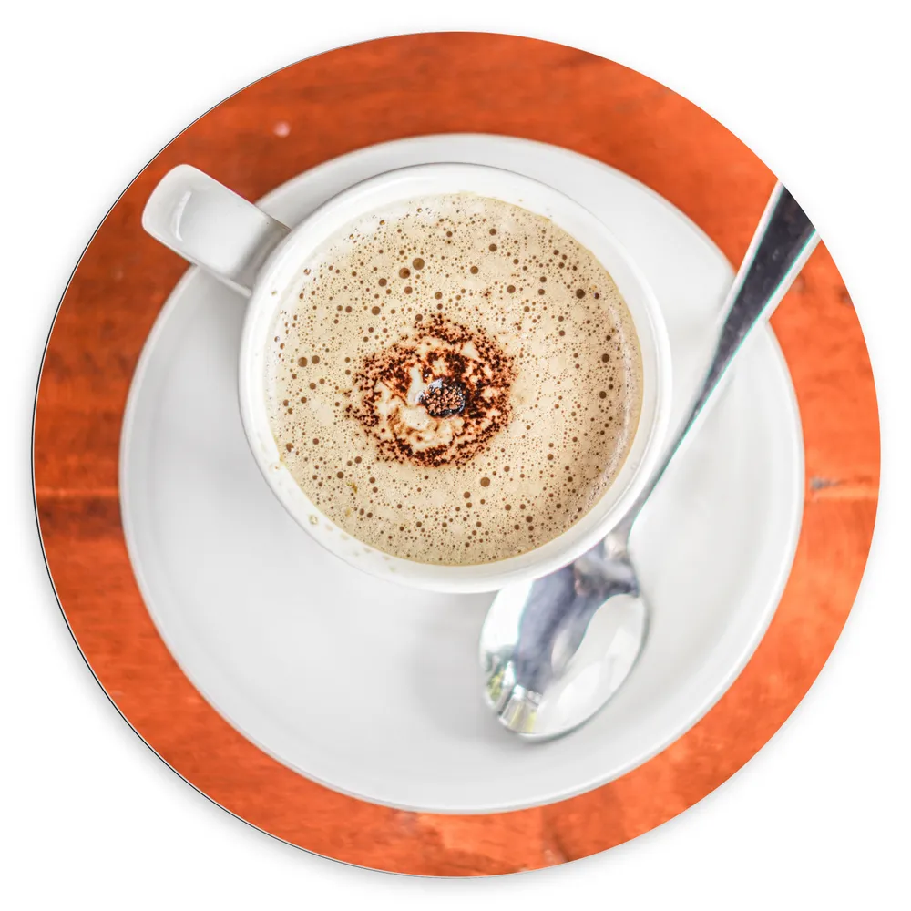 Dibond Muurcirkel - Bovenaanzicht van Wit Kopje met Koffie op Houten Tafel