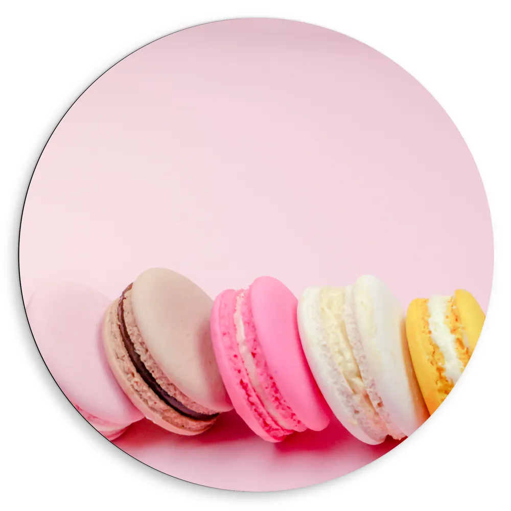 Dibond Muurcirkel - Rij Overheerlijke Macarons in Verschillende Smaken op Roze Achtergrond