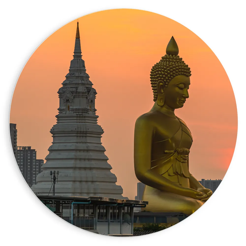 Dibond Muurcirkel - Wat Paknam Phasi Charoen Tempel met Mega Goudkleurige Buddha tijdens Zonsondergang in Bangkok, Thailand