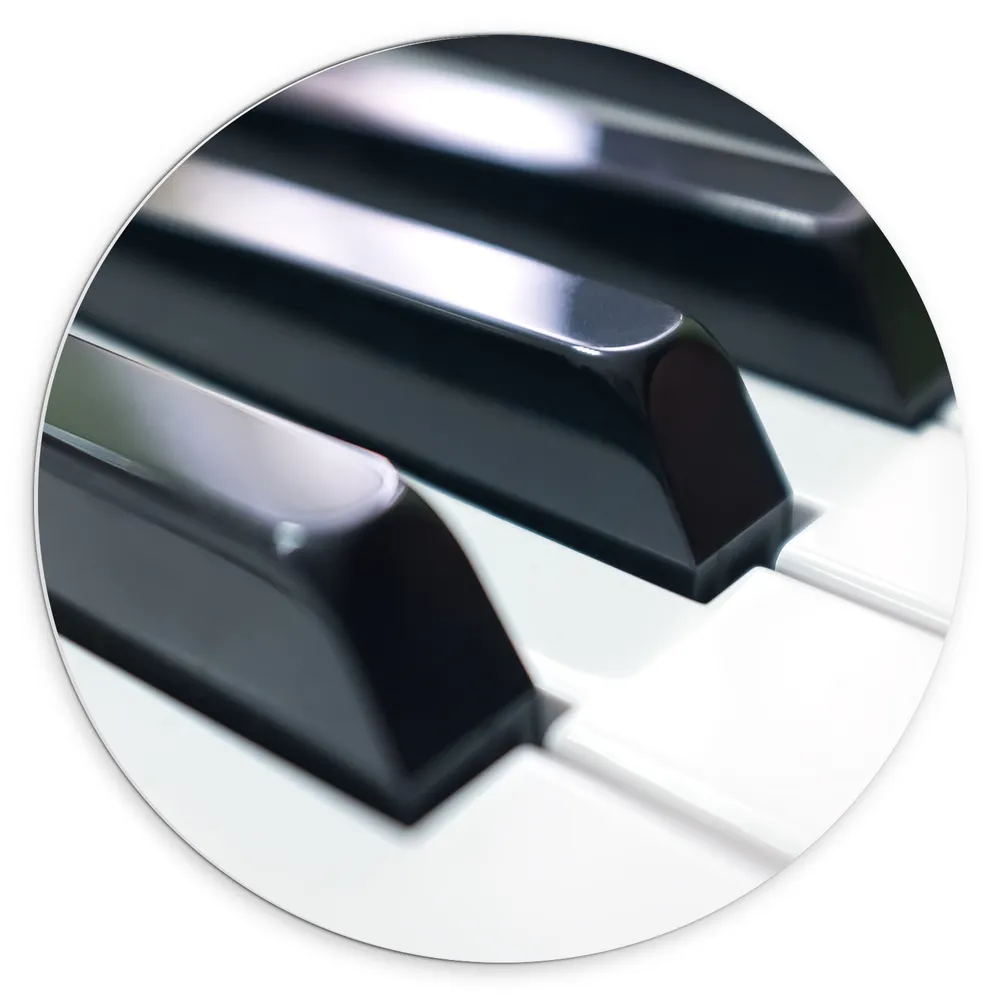 Dibond Muurcirkel - Close-up van Speeltoetsen van Piano