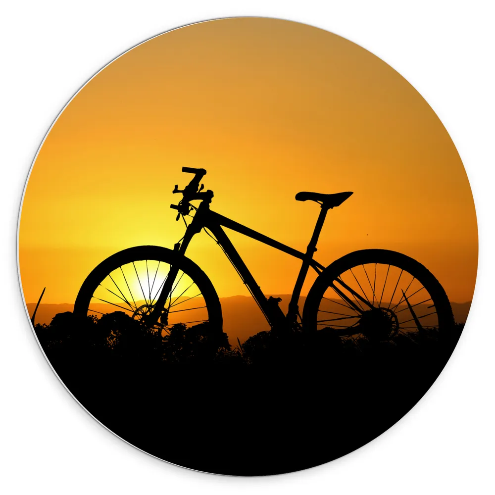 Dibond Muurcirkel - Silhouet van Geparkeerde Fiets in Berglandschap