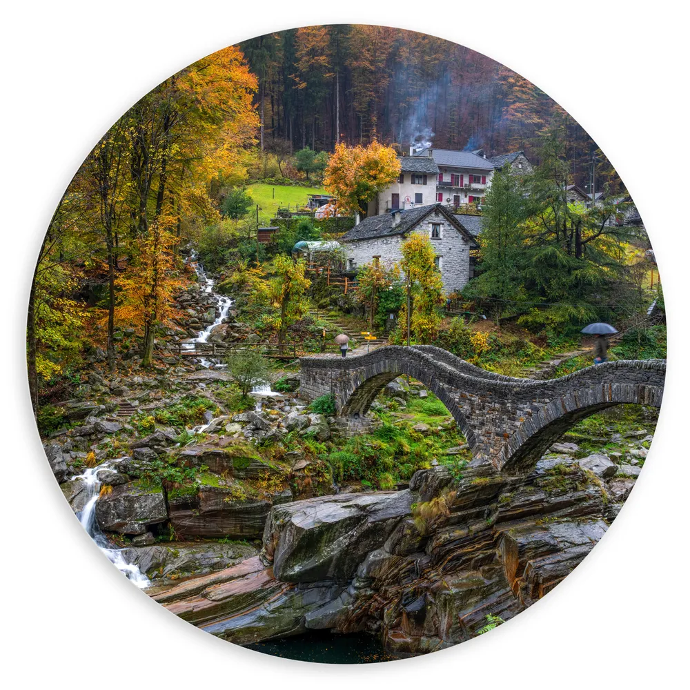 Dibond Muurcirkel - Bomen - Huizen - Brug - Water - Waterval - Planten - Landschap
