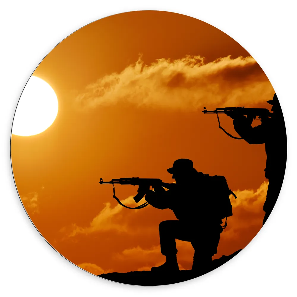 Dibond Muurcirkel - Silhouet van Twee Soldaten op Berg bij de Felle Zon