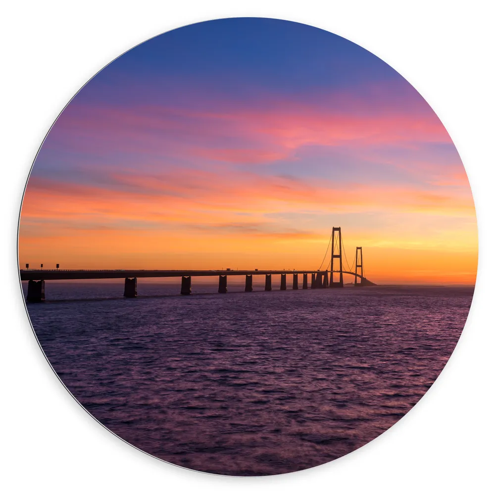 Dibond Muurcirkel - Uitzicht op De Grote Beltbrug tijdens Zonsondergang in Korsør, Denemarken