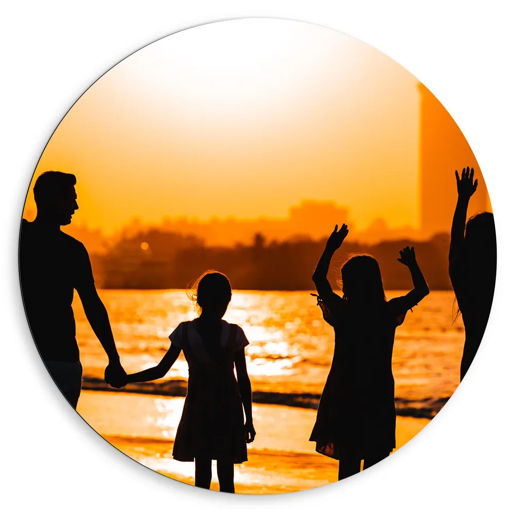 Dibond Muurcirkel - Silhouet van Gelukkige Familie aan het Strand in de Felle Zon