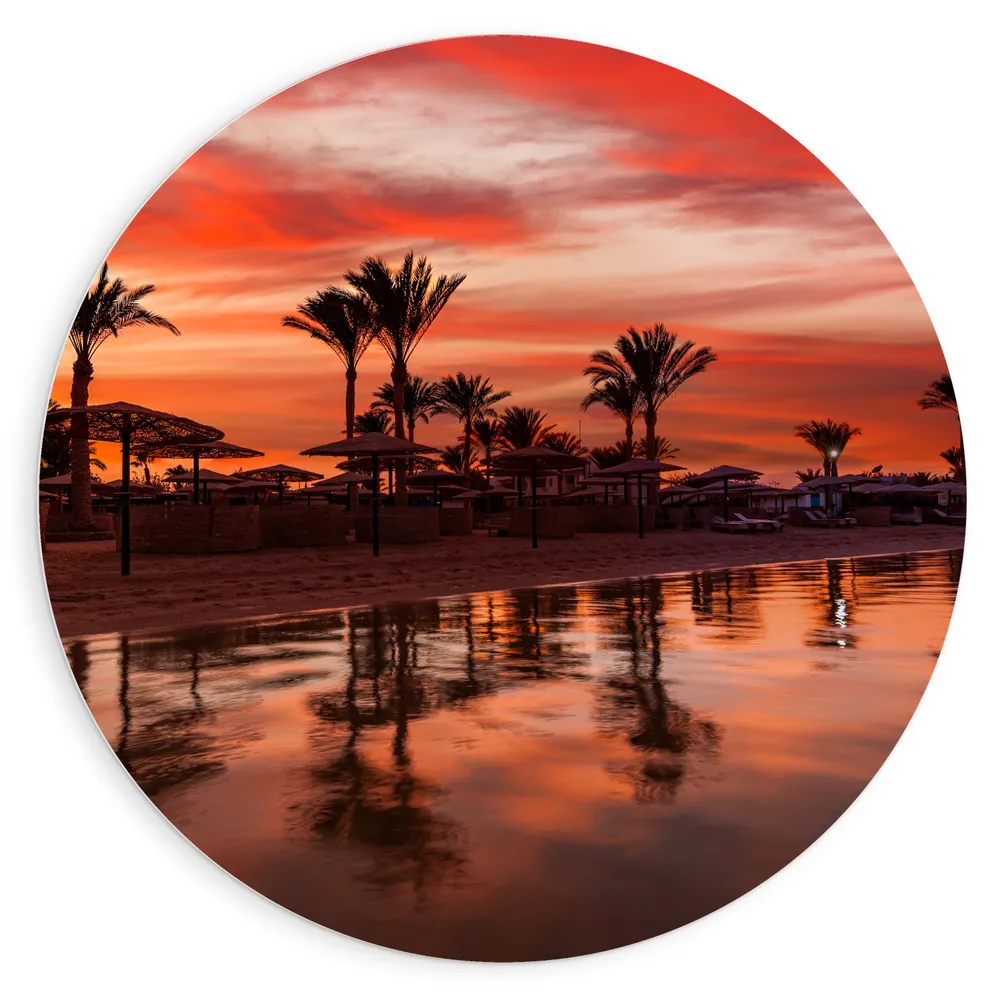 Dibond Muurcirkel - Strand - Zee - Zonsondergang - Parasols - Palmbomen
