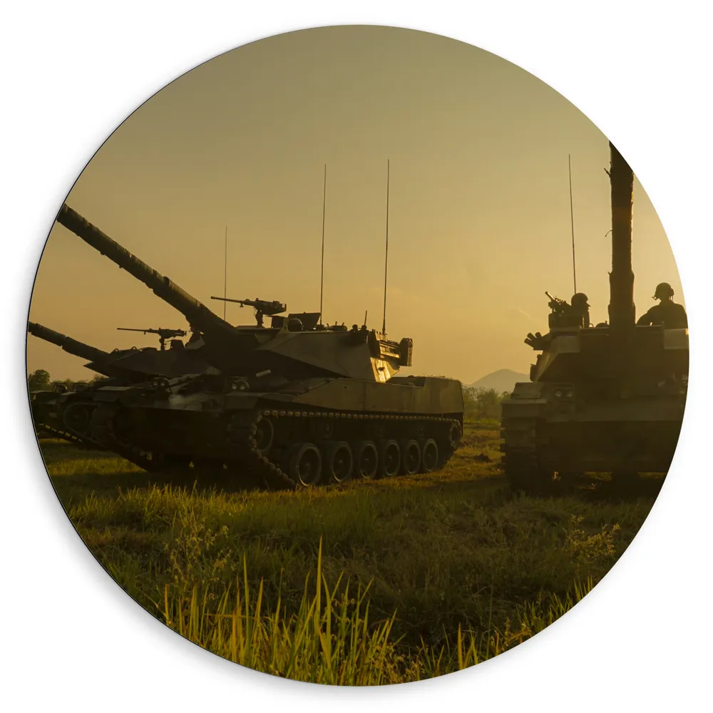 Dibond Muurcirkel - Soldaten in Tanks op Vlakte bij de Zonsondergang