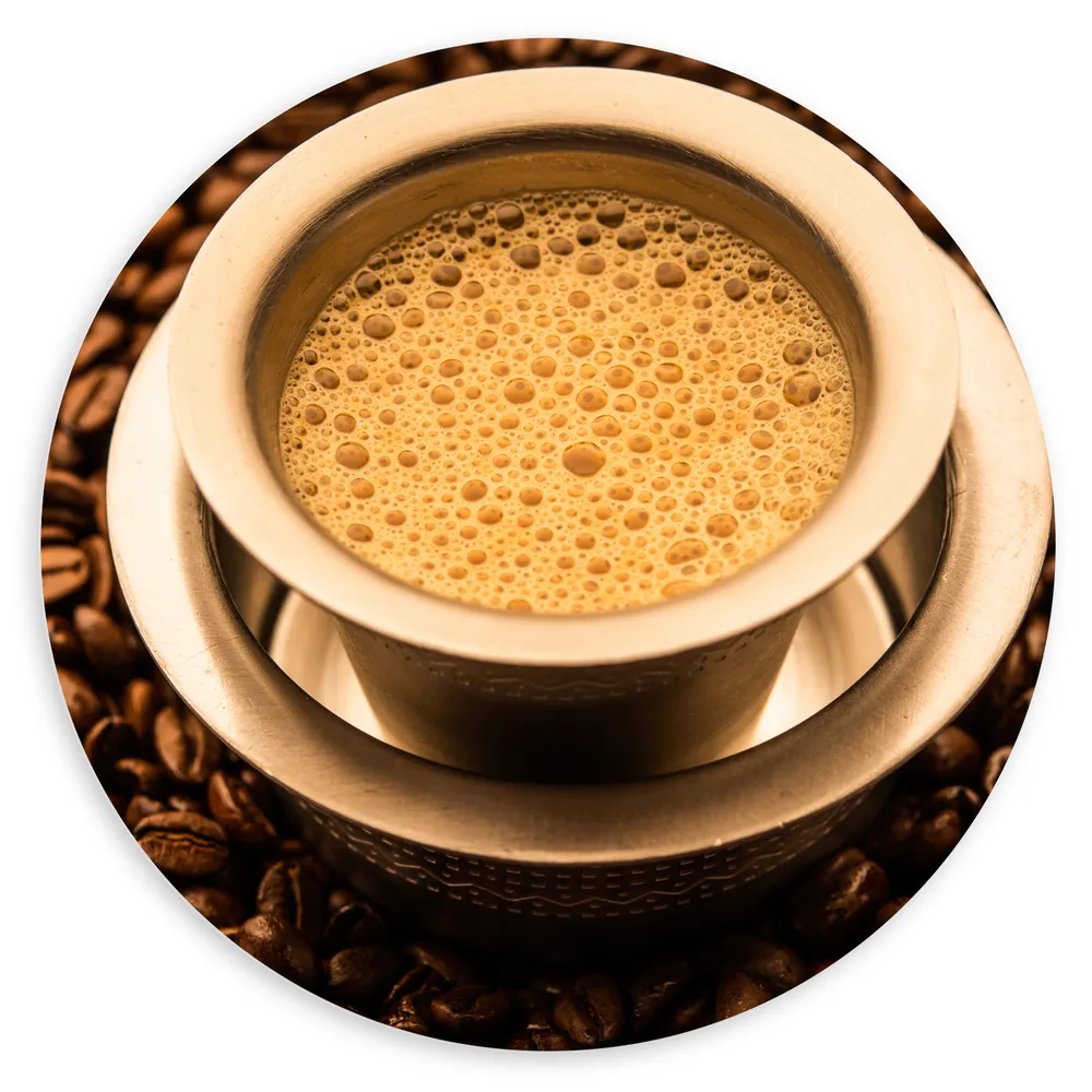 Dibond Muurcirkel - Kopje Filterkoffie in Zee van Koffiebonen