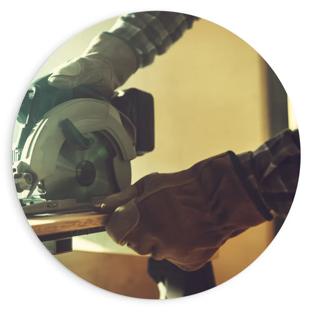 Dibond Muurcirkel - Werk - Zaag - Machine - Hout - Handschoenen