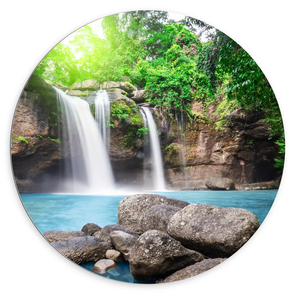 Dibond Muurcirkel - Magische Waterval in Helderblauw Water Omringd door Begroeiing