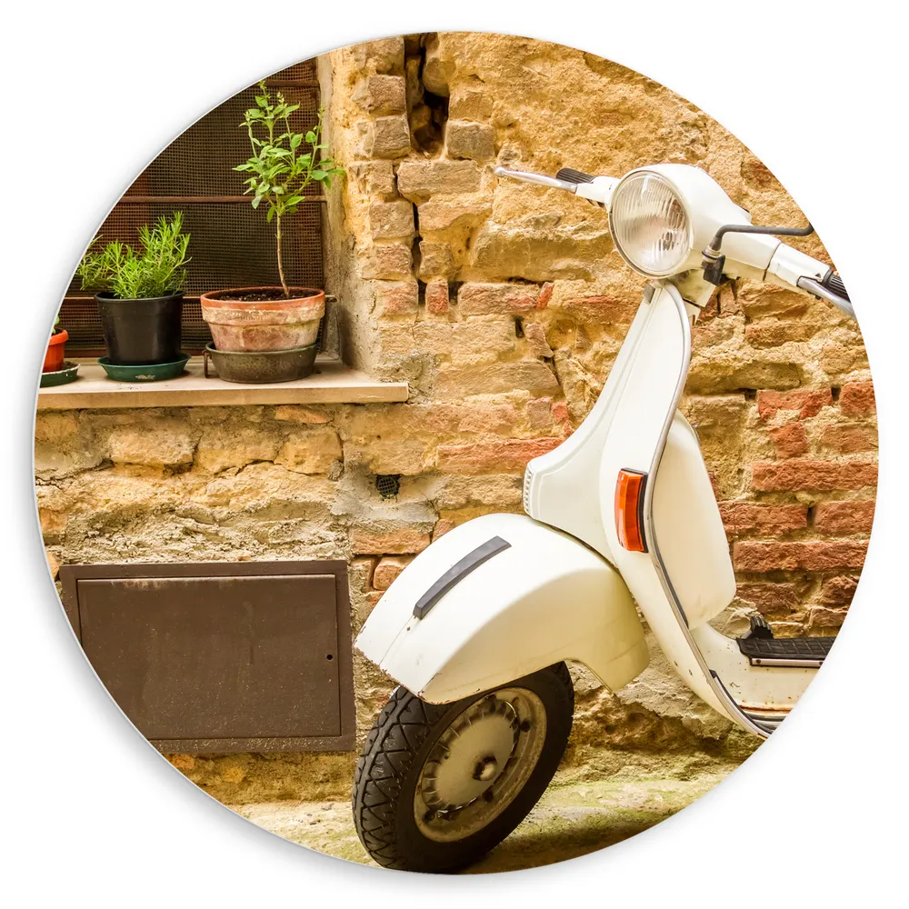 Dibond Muurcirkel - Witte Vespa geparkeerd bij Traditioneel Italiaans Huis