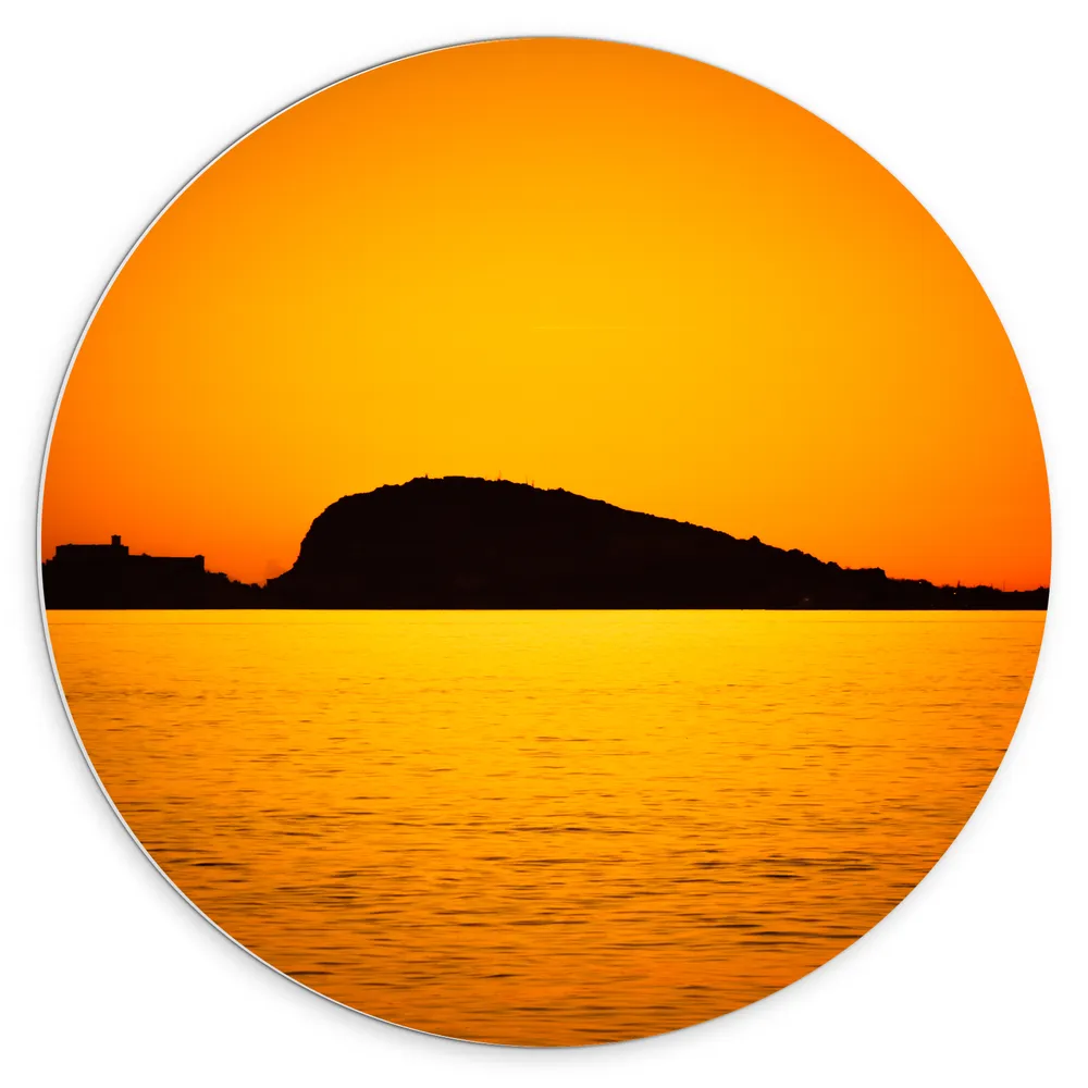 Dibond Muurcirkel - Silhouet van Berg in de Vorm van Walvis